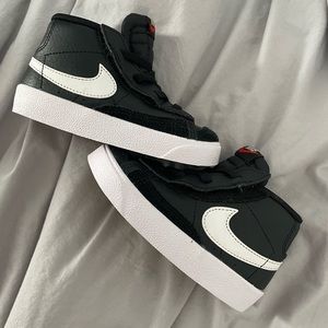 Nike Black and White Velcro Kids Sneakers 7C